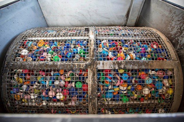 Eco-sistemi, la startup che depura con i tappi in plastica riciclati