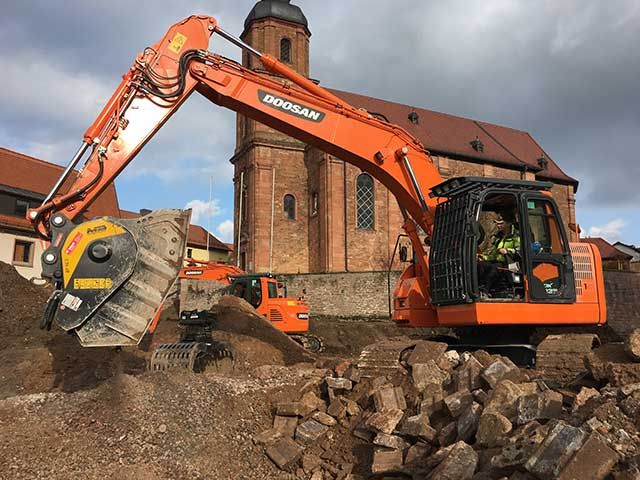 La valorizzazione della storia con la benna frantoio MB Crusher BF90.3 