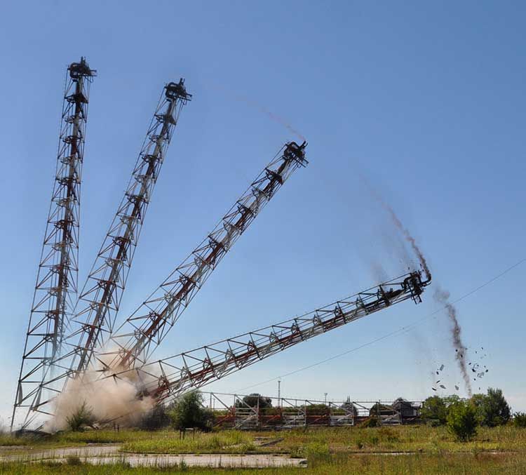 Demolizione torcia Vinyls a Marghera