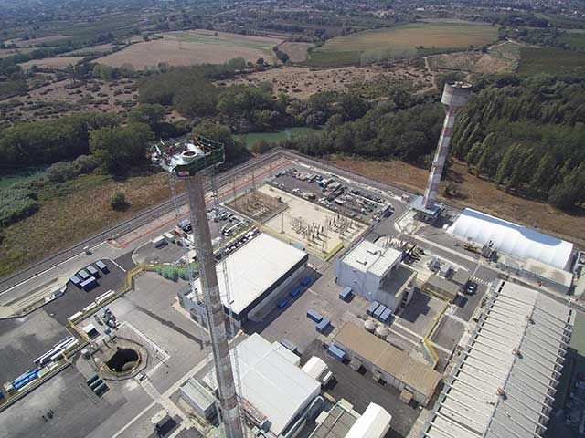 Avviata la demolizione del camino della centrale nucleare del Garigliano