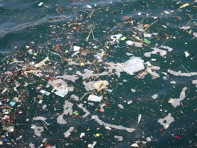 Un mare di plastica