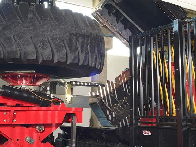 MT-REX: è italiano il primo robot per il riciclo dei mega-pneumatici di camion da miniera