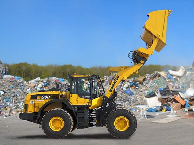 La pala gommata Komatsu WA380-8 configurata per il riciclaggio e la movimentazione dei rifiuti