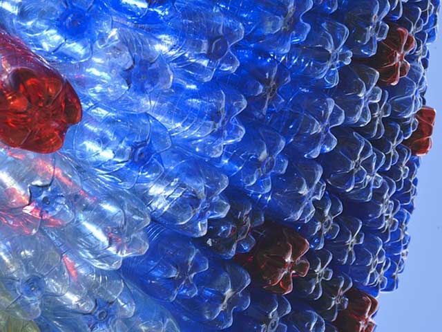 Le imprese che producono bevande si impegnano a usare bottiglie con PET riciclato