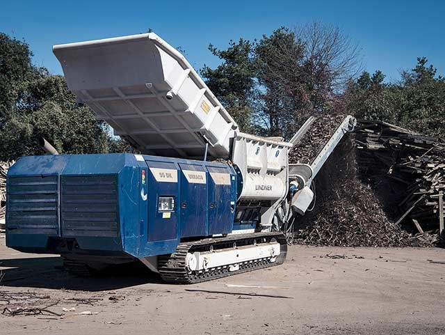 Triturare senza fatica le traversine ferroviarie con Lindner Urraco 95 DK