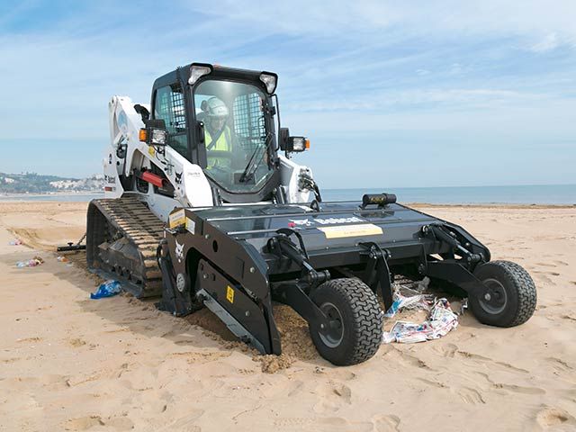 Pulire le spiagge dai rifiuti