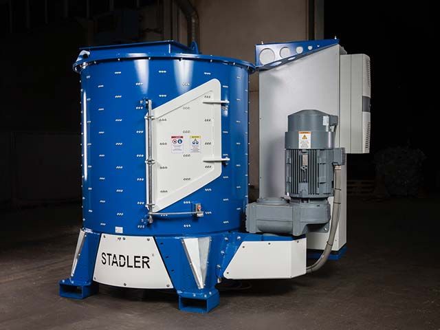 Il Delabeler di STADLER aumenta la qualità della selezione delle bottiglie in PET
