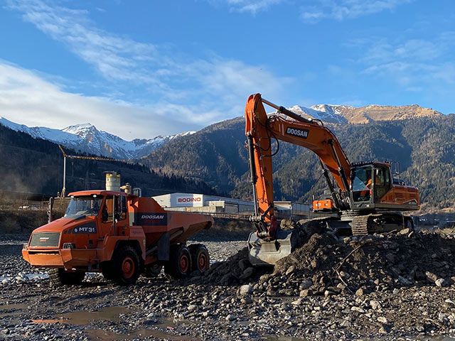 Messa in sicurezza del Torrente But con il primo DX350LC-7 venduto in Italia