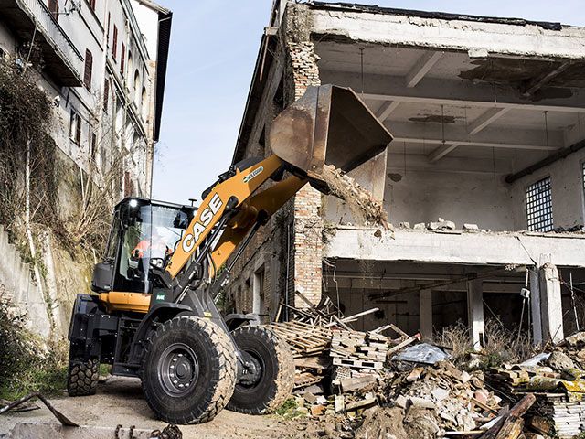 La pala gommata CASE 721G al lavoro nell’antica cartiera dei Montefeltro