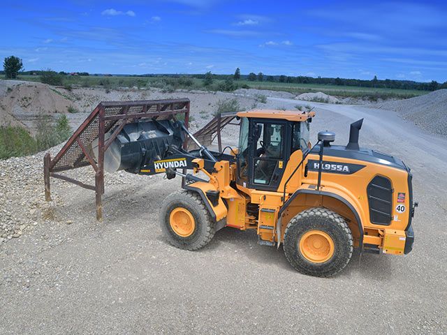 La nuova pala gommata Hyundai HL955A al lavoro