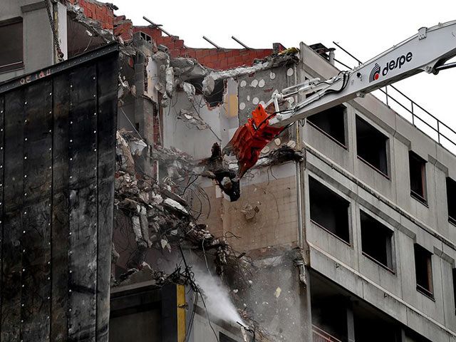 Iniziata la demolizione delle Torri di via Tofano a Milano