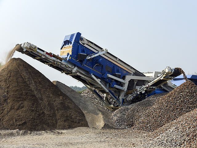 Metà trituratore e metà vaglio, possente e maestoso