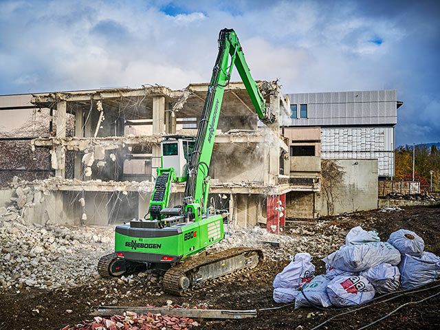 Dimostrazione di forza per la macchina da demolizione 830 Sennebogen