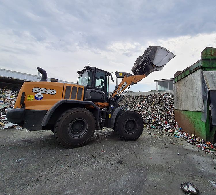 Alla New Roglass lavorano due pale gommate Case 621G