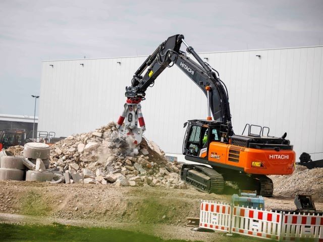 Hitachi presenta all'Intermat l'escavatore ZX390TC-7 