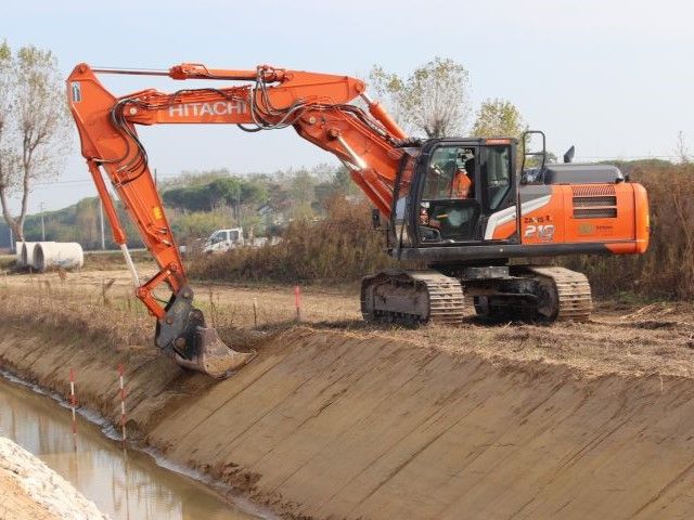Manutenzione del territorio con gli escavatori Hitachi