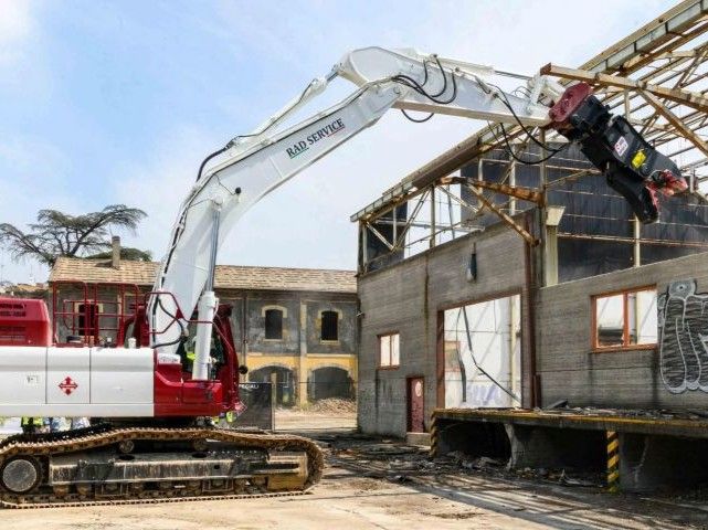 A Bologna la demolizione delle ex Officine Casaralta