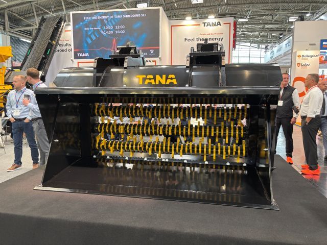 Tana presenta le nuove benne trituratrici Multi Waste Bucket per il pre-trattamento dei rifiuti