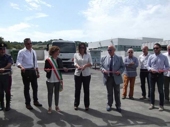 Il taglio del nastro: al centro l'Assessore Paola Gazzolo, alla sua sinistra il sindaco di Fornovo Emanuela Grenti e alla sua destra il Presidente di Montagna 2000 Spa Gian Franco Saetti