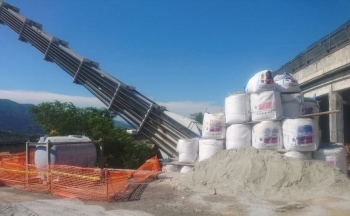 Sacchi di terra per bloccare l’onda d’urto