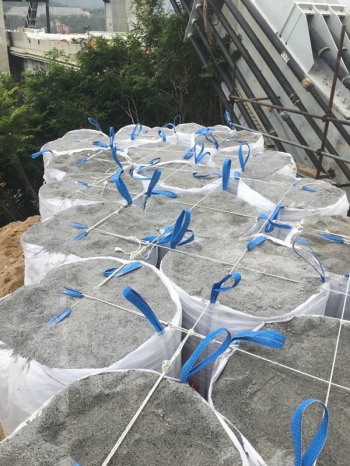 Sacchi di terra per bloccare l’onda d’urto