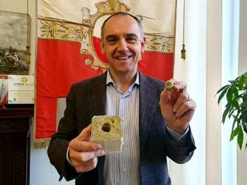 Il sindaco di Capannori Luca Menesini mostra una base simile a quella che sarà creata