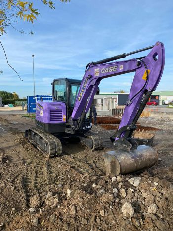 In Francia l'escavatore CASE CX60C è stato verniciato di viola per sensibilizzare la ricerca contro i tumori.