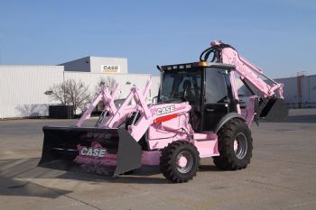 Nel 2013 CASE aveva scelto la terna Case 580 e l’aveva tinta di rosa per sensibilizzare la ricerca contro il cancro. 