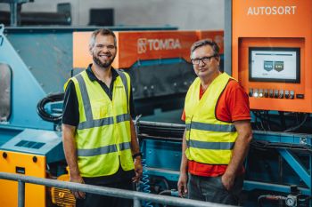 Philipp Knopp, Product Manager di TOMRA Sorting Recycling, e Jürgen Koppitz di Koppitz Entsorgungs-GmbH