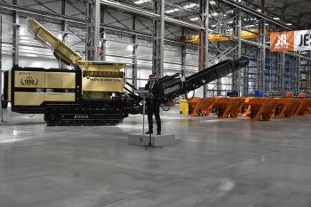 Nuovo capannone di produzione a Siemiatycze – Inaugurazione con la millesima macchina per il riciclaggio sullo sfondo