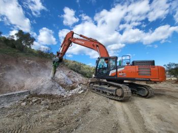 Hitachi ZX350 con dente ripper in discarica